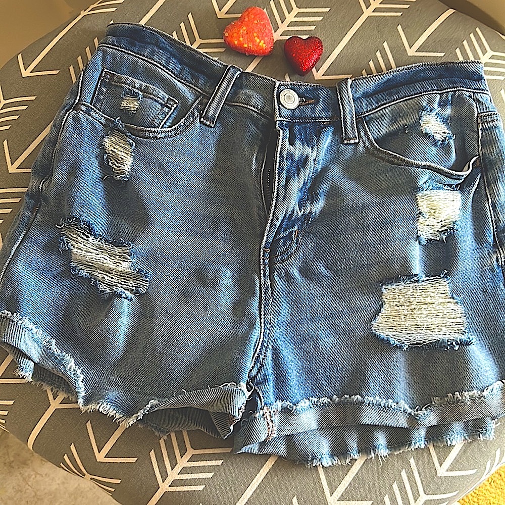 SO~ goods for life~ Juniors/Women’s size 9/29W ripped look jean shorts 🩳
